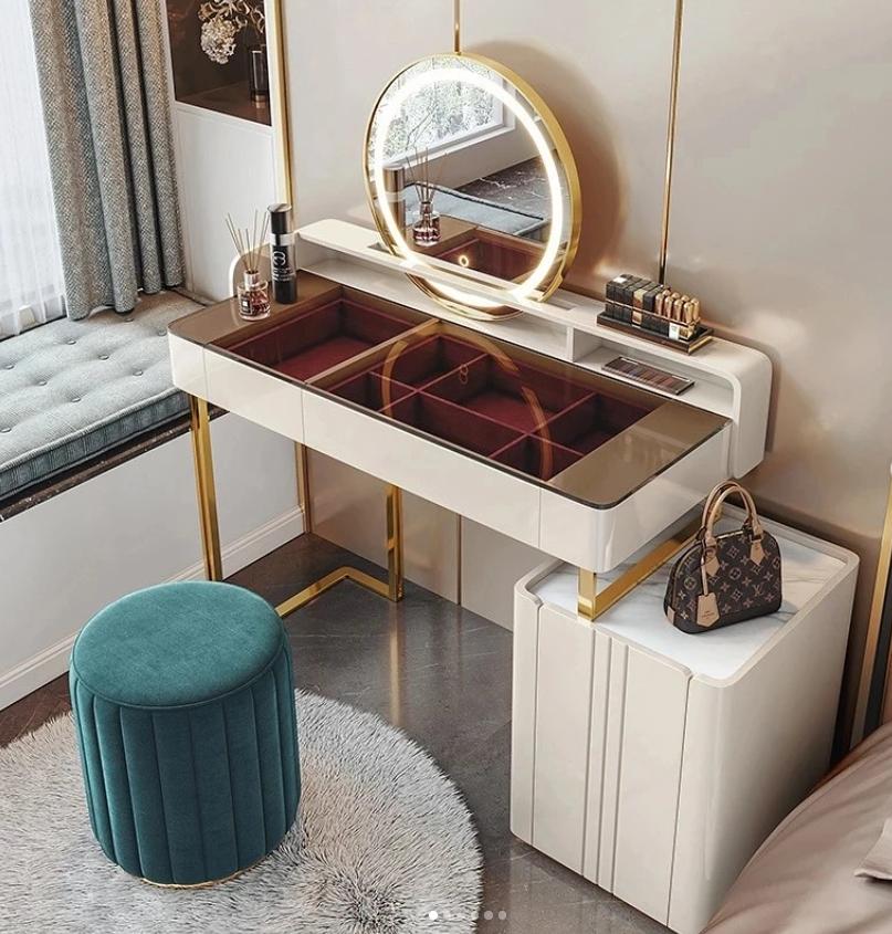 Accessories / Decorative Furniture