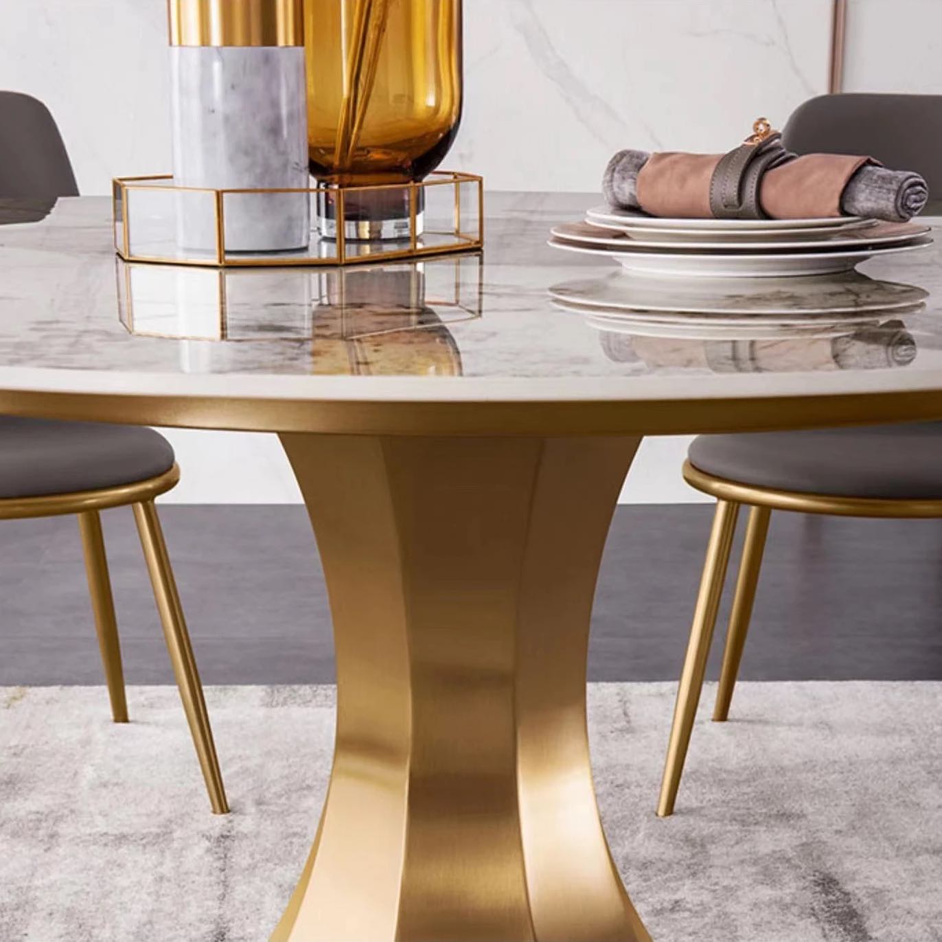 RIMA Round Dining Table